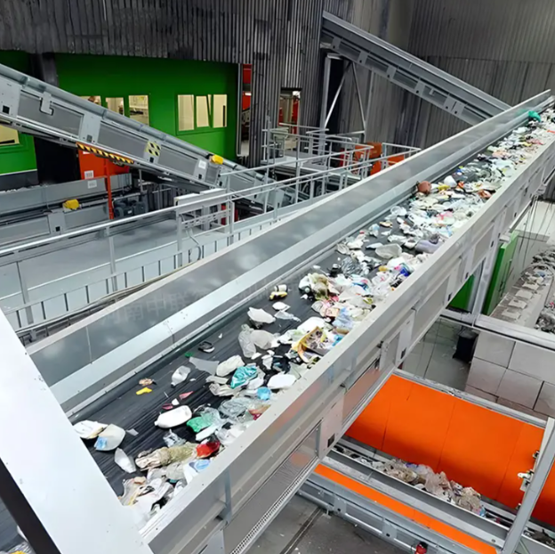 自動化固體廢物分選設(shè)備生產(chǎn)線，展示磁選機、篩分機和光學分選機協(xié)同工作