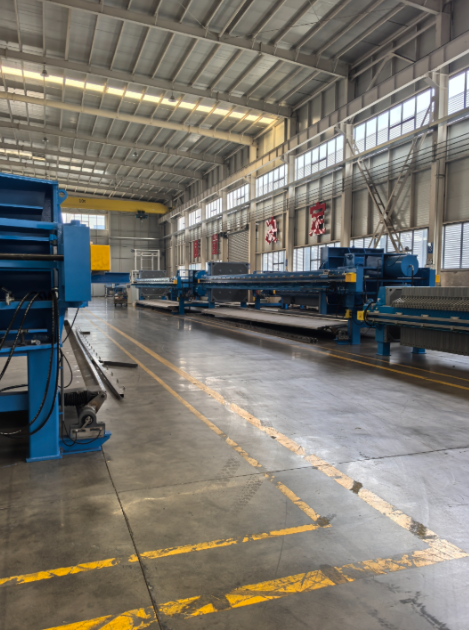 鄭州樸華科技現(xiàn)代化的環(huán)保設(shè)備生產(chǎn)基地內(nèi)部,展示加工設(shè)備和組裝中的大型壓濾機